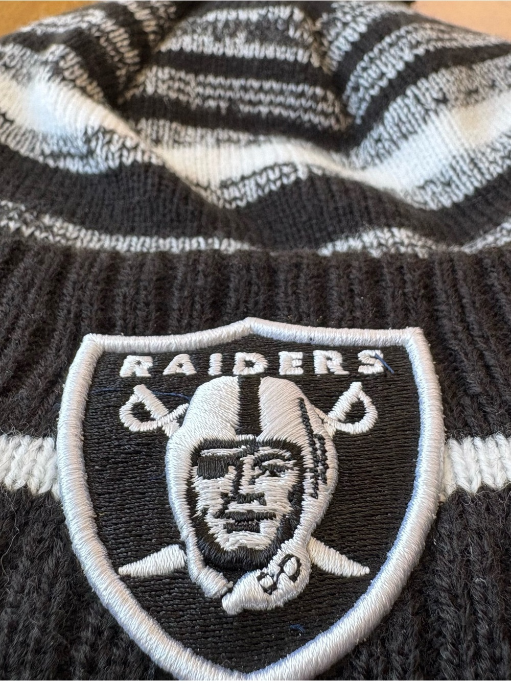 New Era Las Vegas Raiders NFL Pom Beanie – One Size